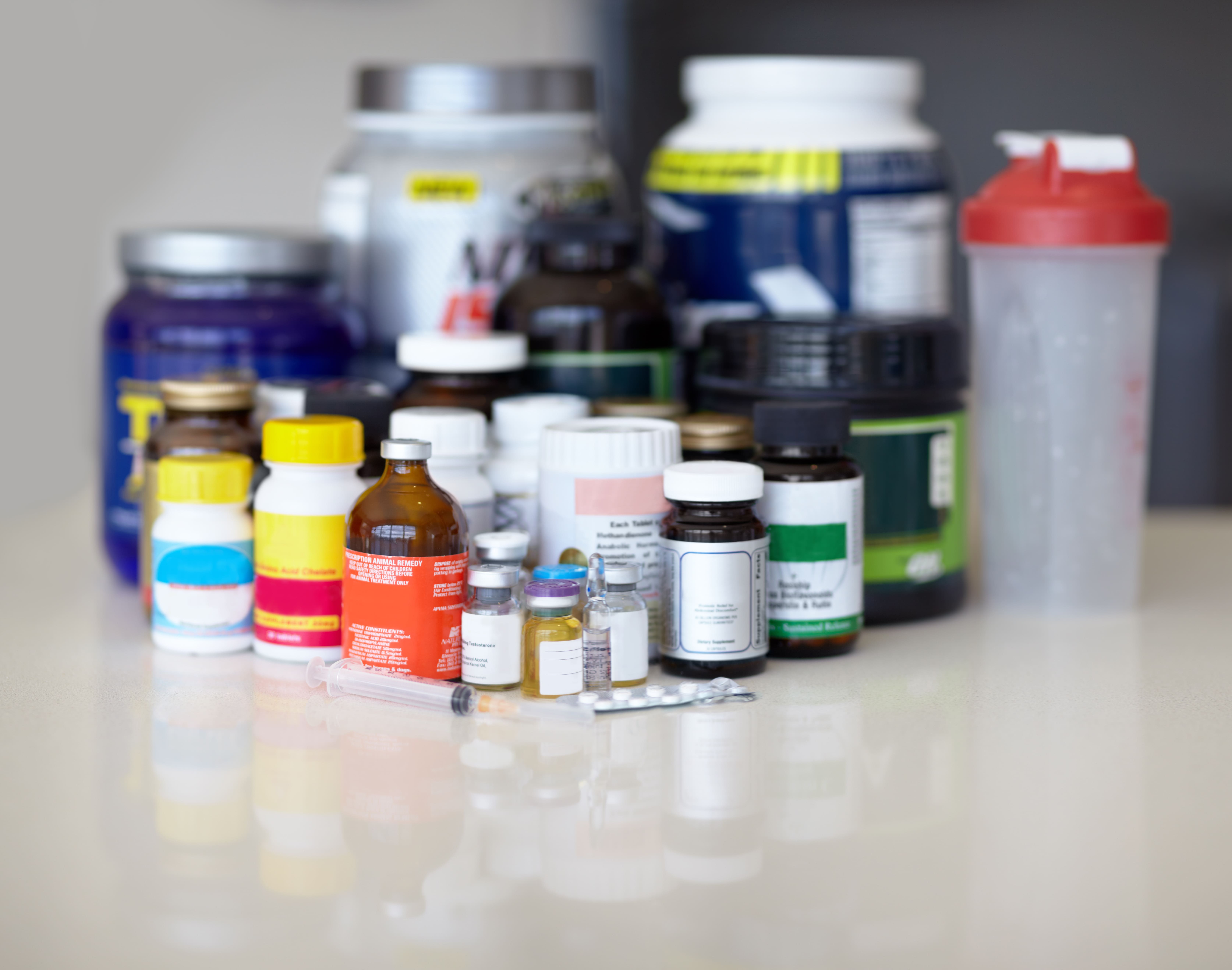 Especialista en traumatología y ortopeda conversando juntos, diferencia profesional, fondo de hospital en Valencia