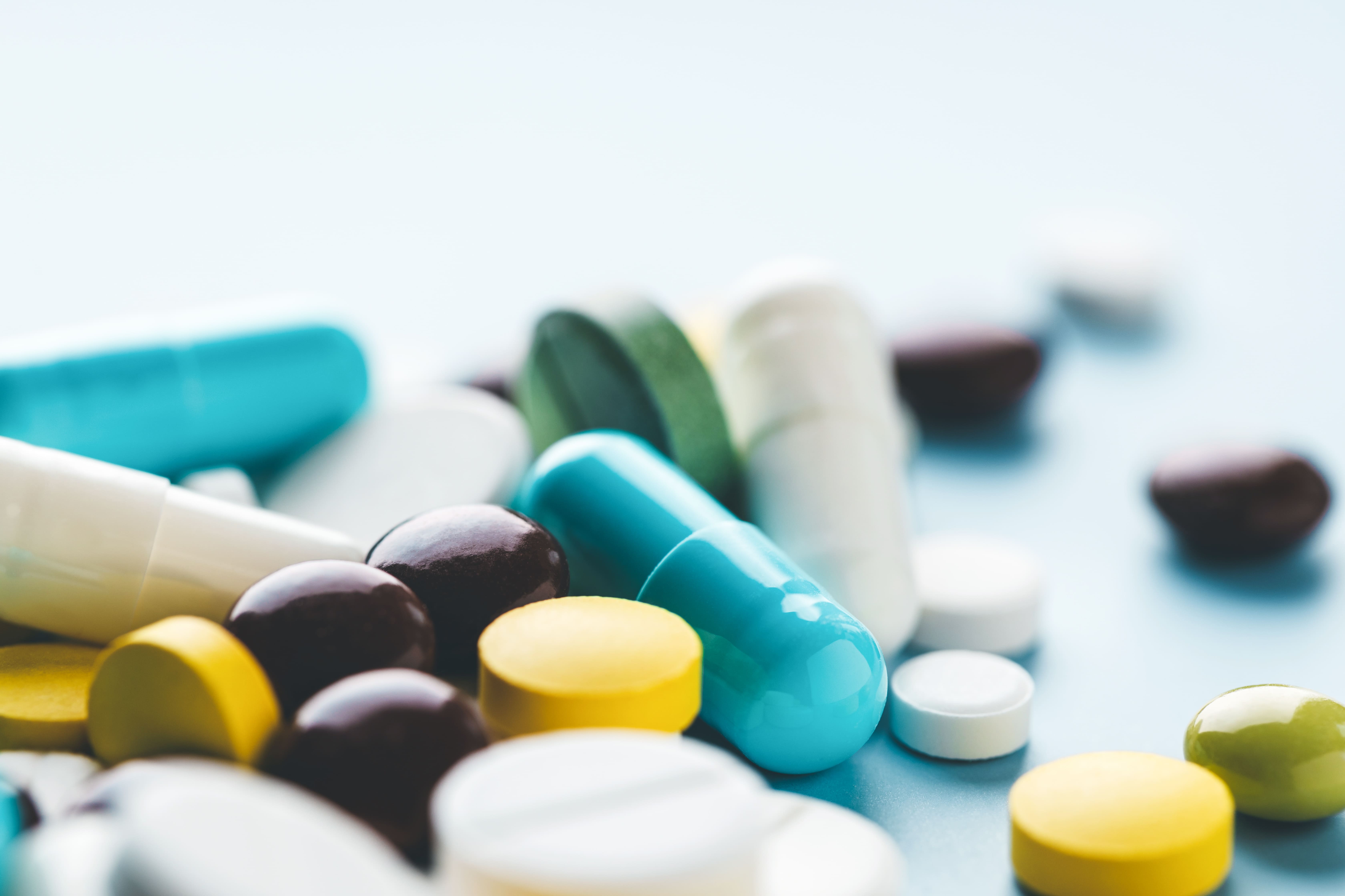 Paciente revisando opiniones para elegir al mejor médico traumatólogo en Valencia, móvil en mano, ambiente de confianza